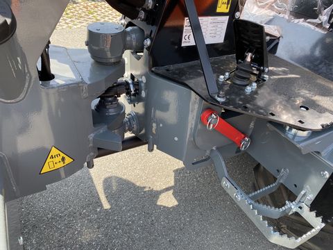 Giant G 2500 HD mit abklappbaren Fahrerschutzdach