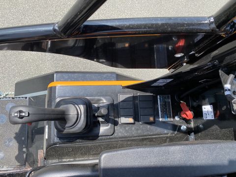 Giant G 2500 HD mit abklappbaren Fahrerschutzdach