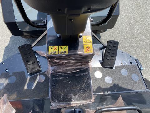 Giant G 2500 HD mit abklappbaren Fahrerschutzdach