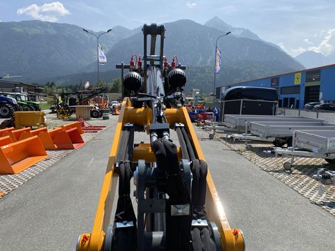 Giant G 2500 HD mit abklappbaren Fahrerschutzdach