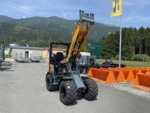 Giant G 2500 HD mit abklappbaren Fahrerschutzdach