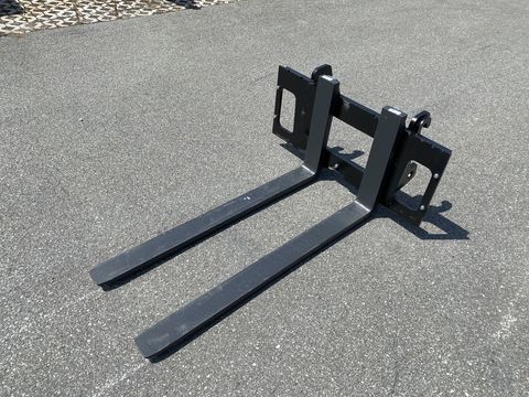 Giant G 2500 HD mit abklappbaren Fahrerschutzdach