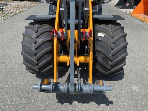 Giant G 2500 HD mit abklappbaren Fahrerschutzdach