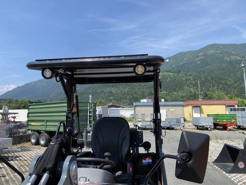 Giant G 2500 HD mit abklappbaren Fahrerschutzdach