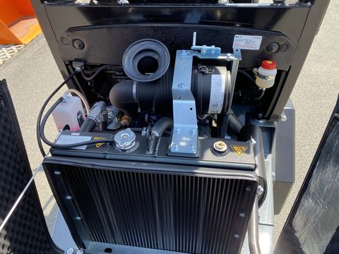 Giant G 2500 HD mit abklappbaren Fahrerschutzdach