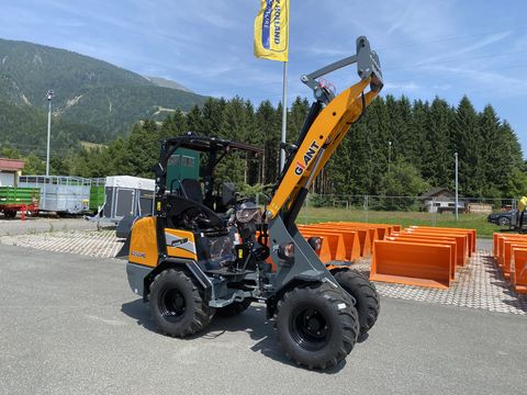 Giant G 2500 HD mit abklappbaren Fahrerschutzdach