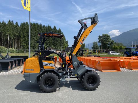 Giant G 2500 HD mit abklappbaren Fahrerschutzdach