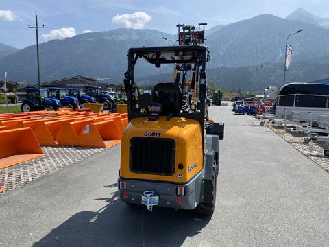 Giant G 2500 HD mit abklappbaren Fahrerschutzdach