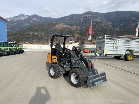 Giant G 2300 HD mit abklappbarem Fahrerschutzdach