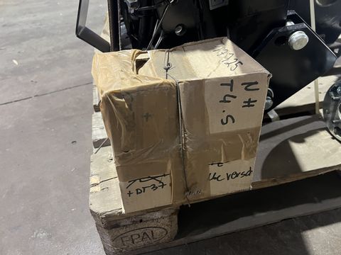 Folger Fronthydraulik u. Frontzapfwelle NewHolland T4.S