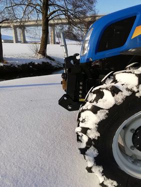 Folger Fronthydraulik u. Frontzapfwelle NewHolland T4.S
