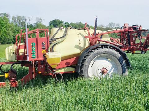 Hardi Commander 2800 Liter Feldspritze gezogen