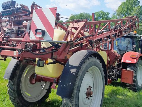 Hardi Commander 2800 Liter Feldspritze gezogen