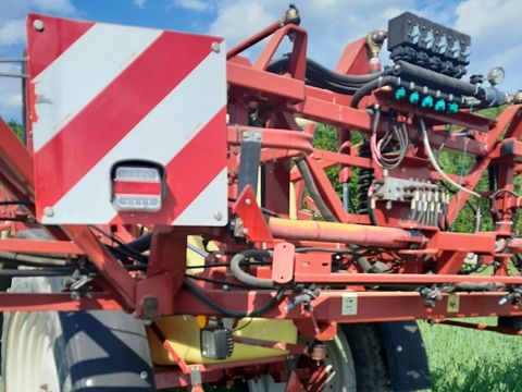 Hardi Commander 2800 Liter Feldspritze gezogen