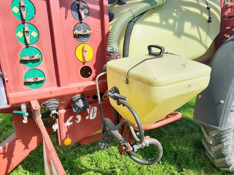 Hardi Commander 2800 Liter Feldspritze gezogen