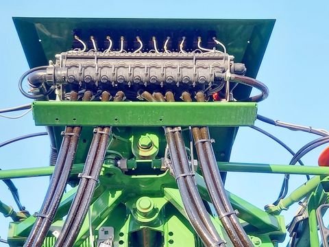 Amazone UX 3200 Special Feldspritze gezogen