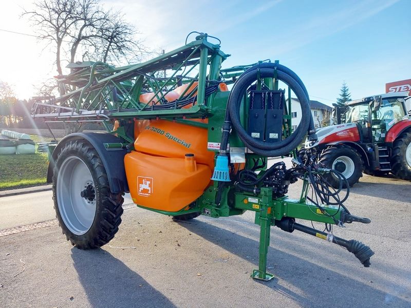 Amazone UX 3200 Special Feldspritze gezogen 3