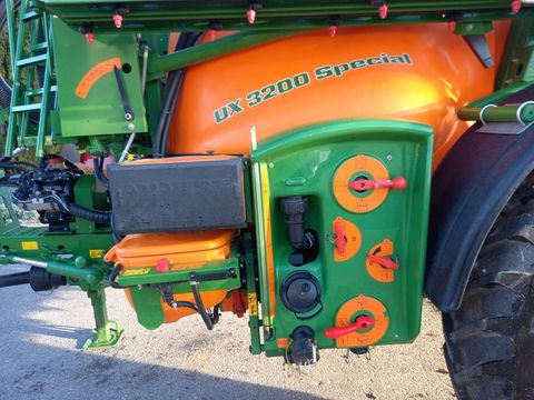 Amazone UX 3200 Special Feldspritze gezogen
