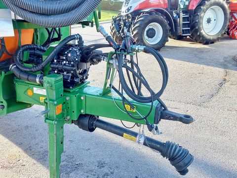 Amazone UX 3200 Special Feldspritze gezogen