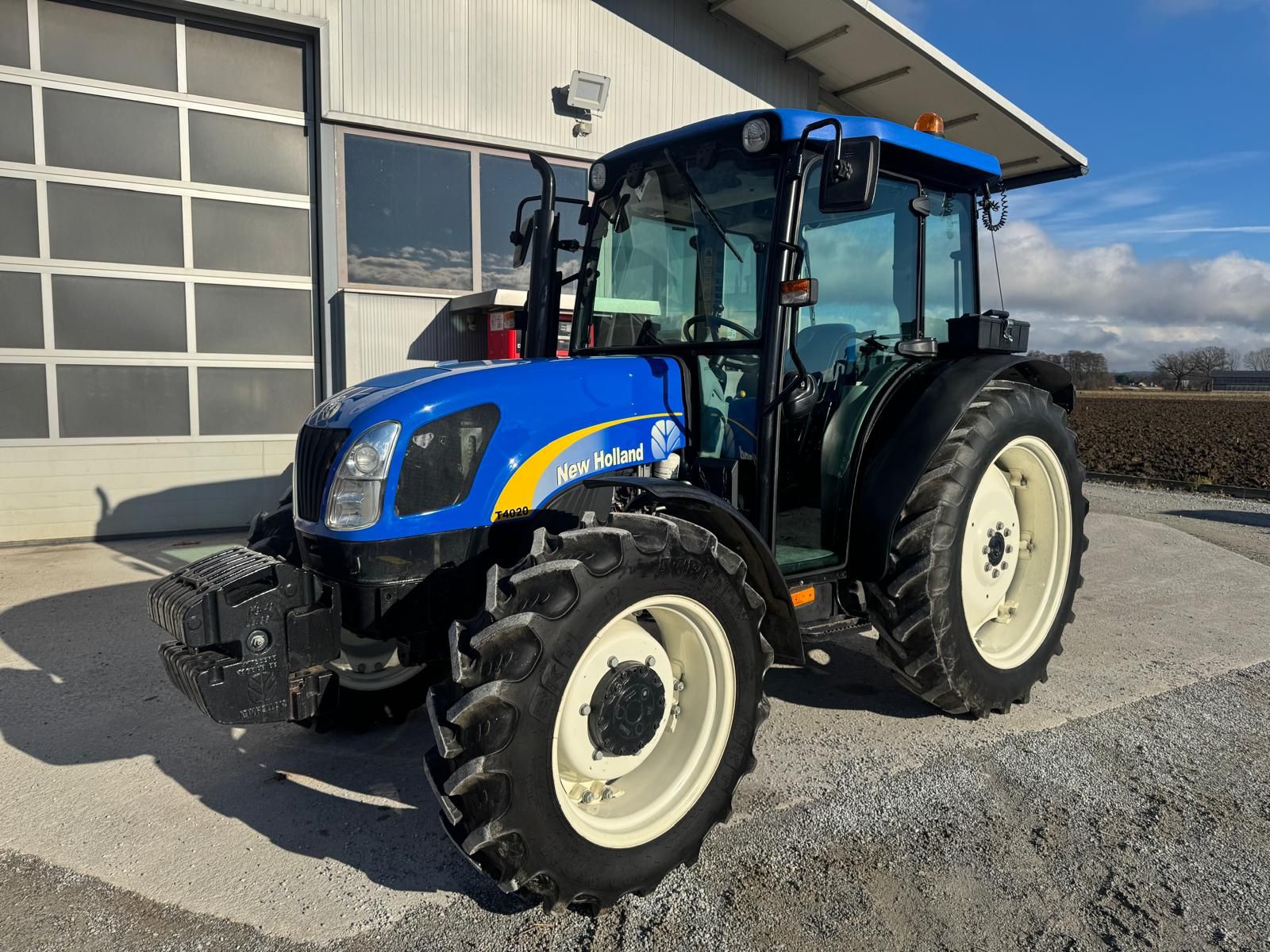 New Holland T4020 DeLuxe 1