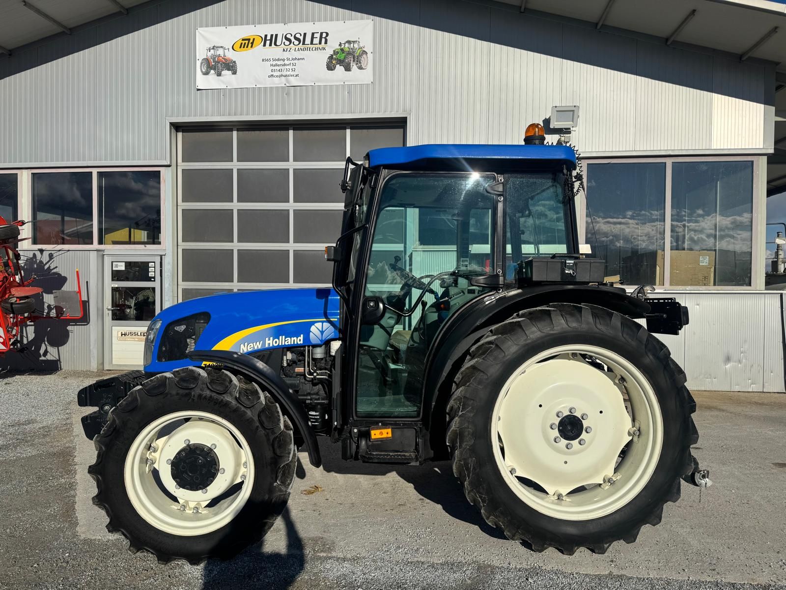New Holland T4020 DeLuxe 2