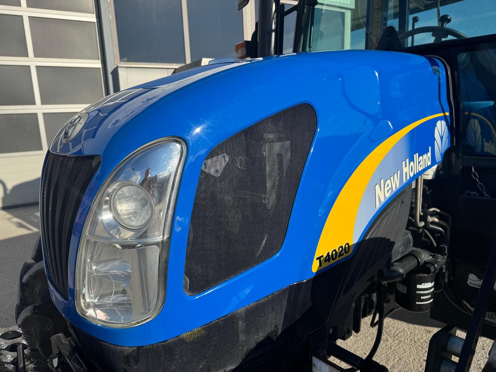 New Holland T4020 DeLuxe 3