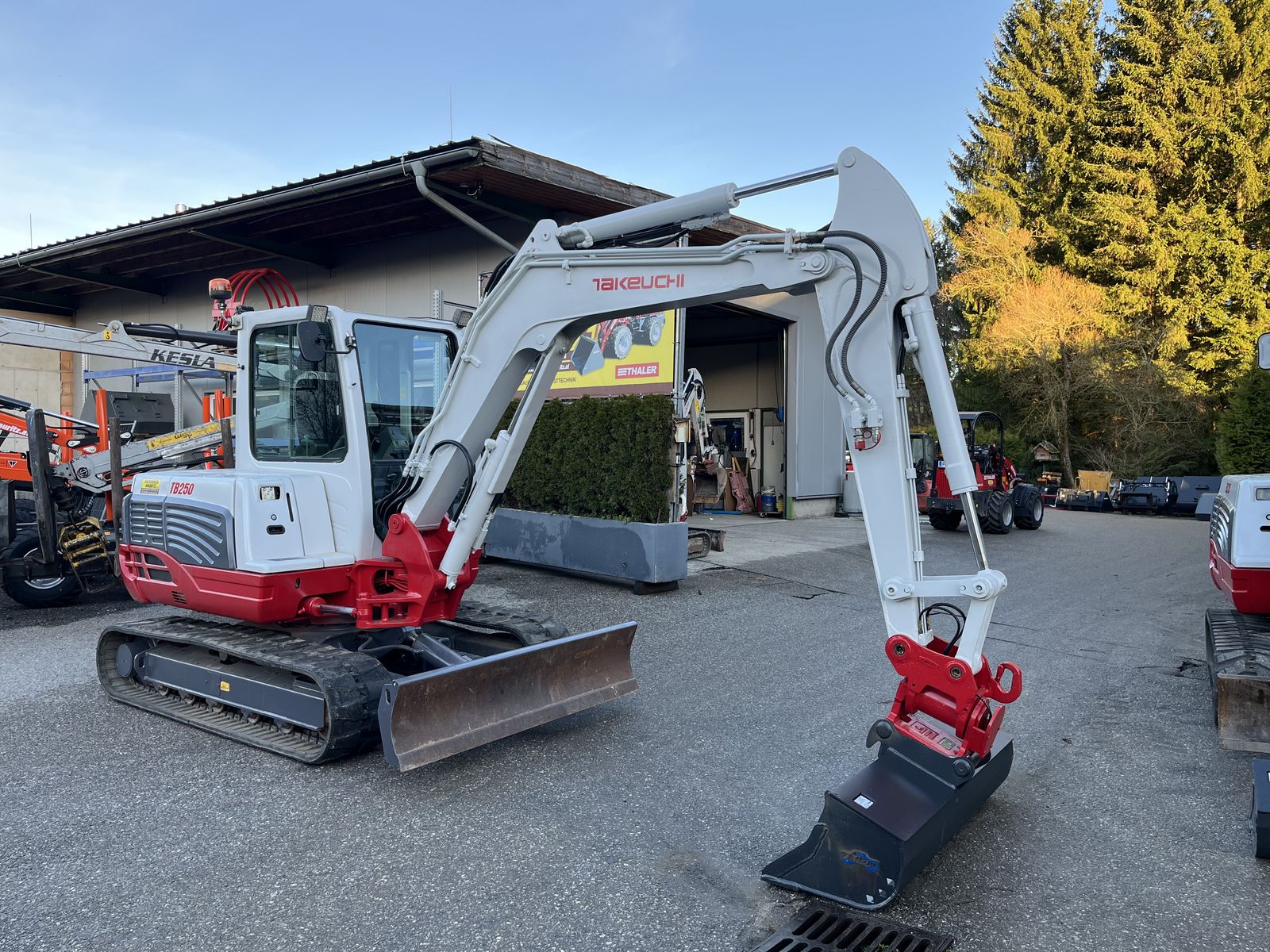 Takeuchi TB 250 Powertilt  1