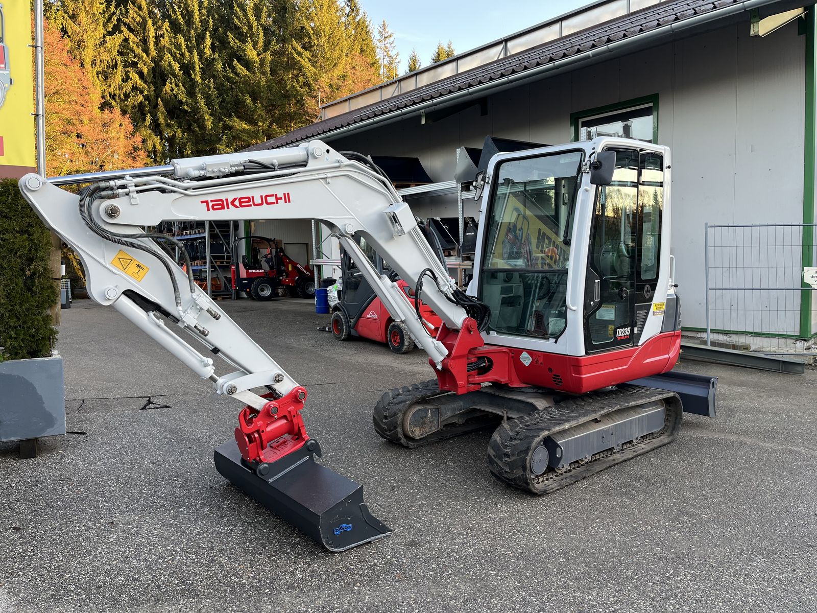 Takeuchi TB 235 mit Powertilt 3