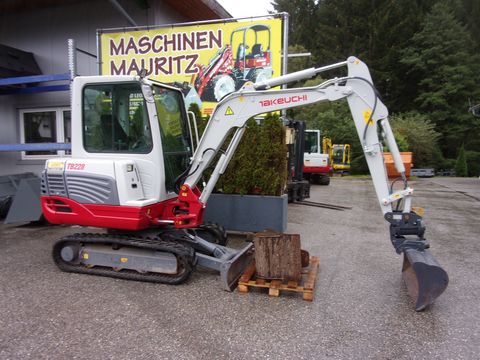 Takeuchi TB 228 Powertilt 