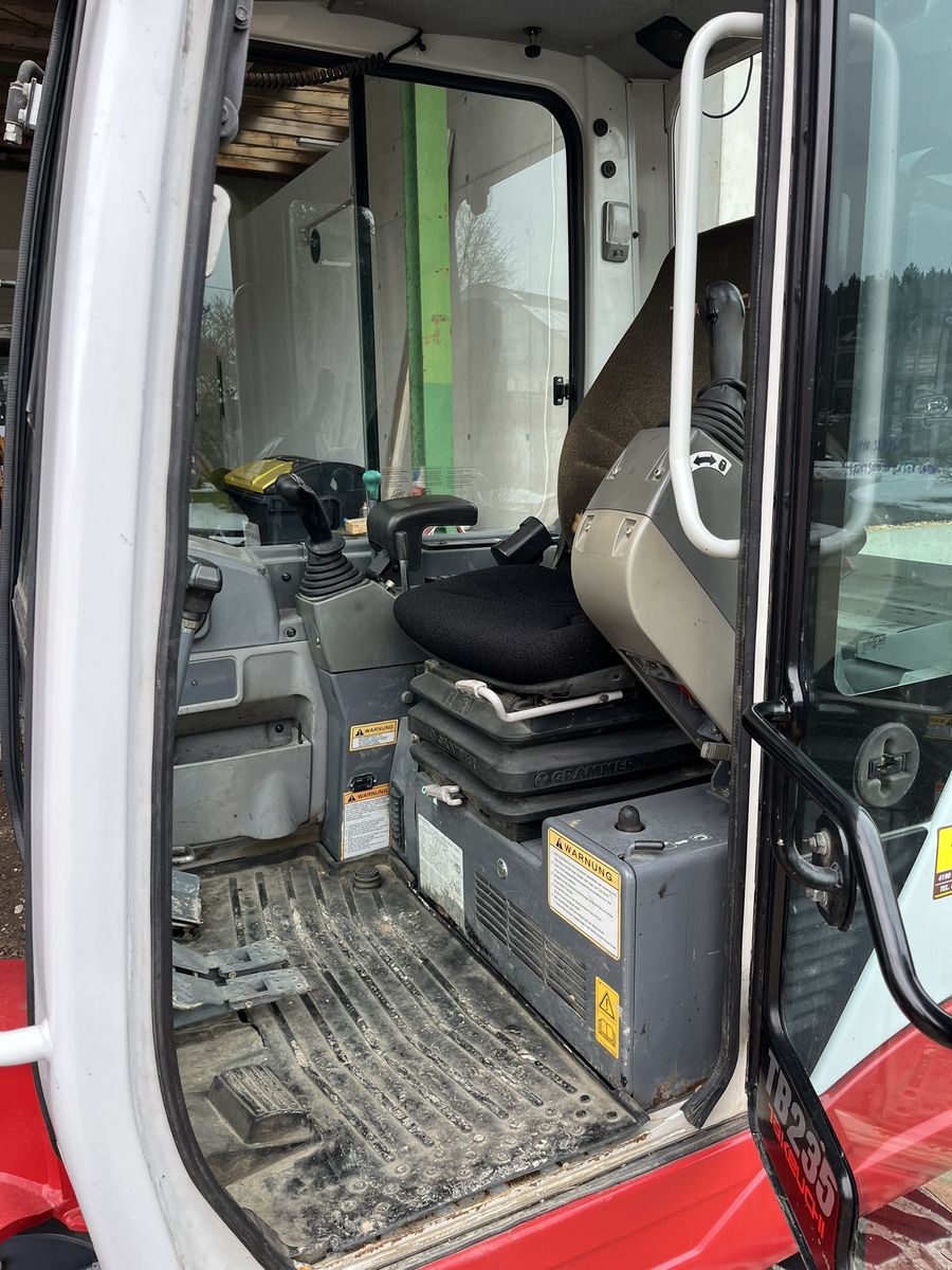 Takeuchi TB 235 mit Powertilt 2