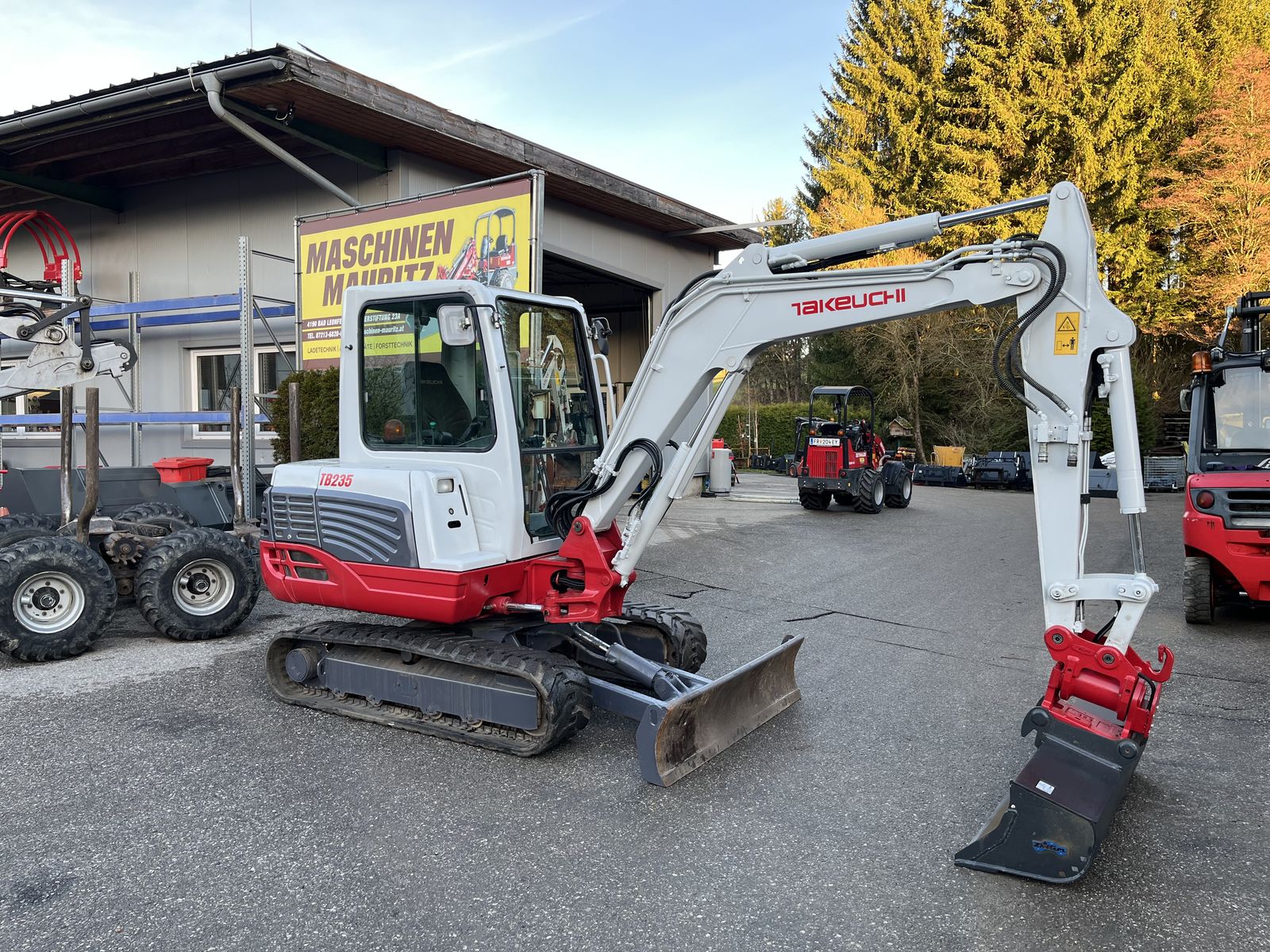 Takeuchi TB 235 mit Powertilt 1
