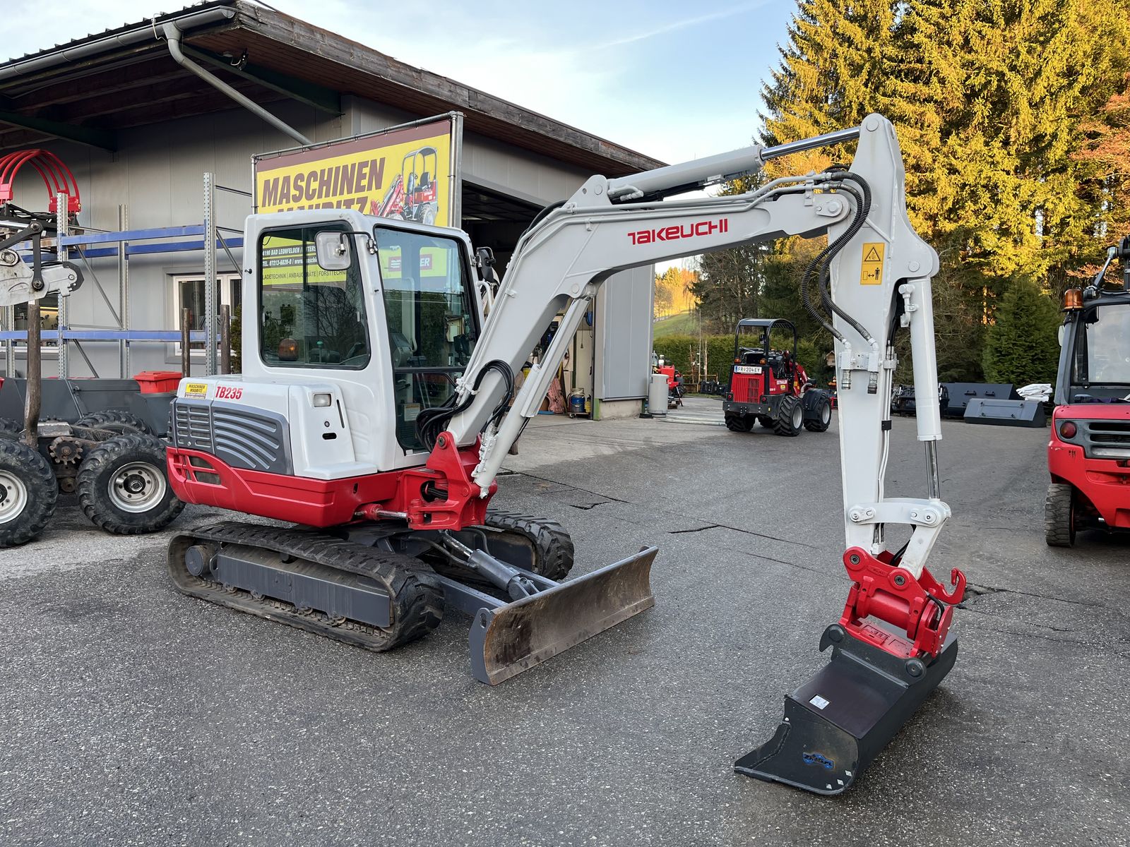 Takeuchi TB 235 mit Powertilt 2