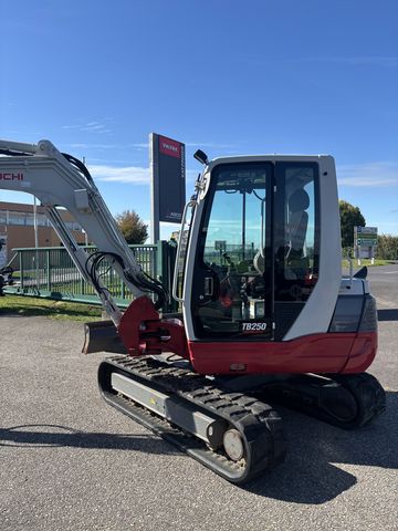 Takeuchi TB 250 Powertilt 