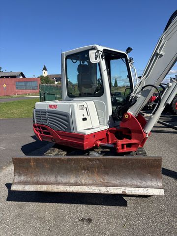 Takeuchi TB 250 Powertilt 