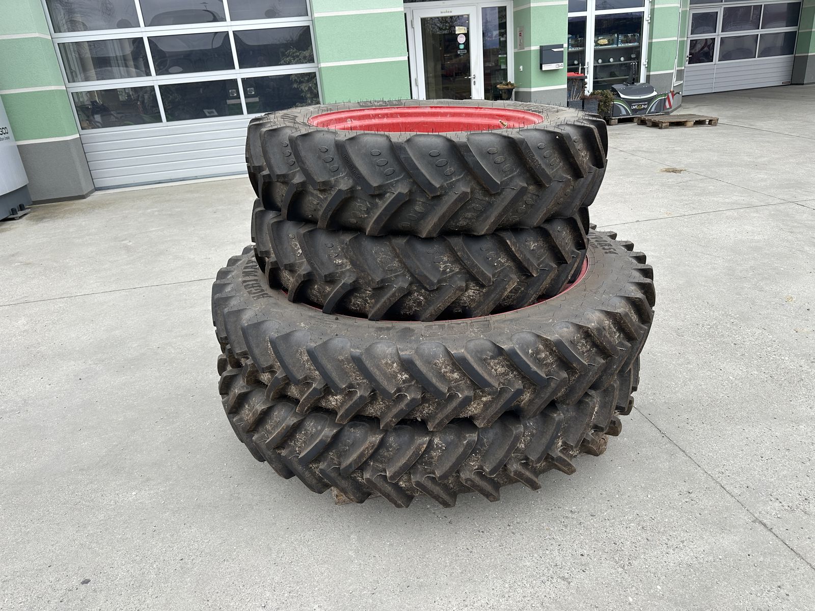 BKT 320/85R36 u. 320/90R54 2