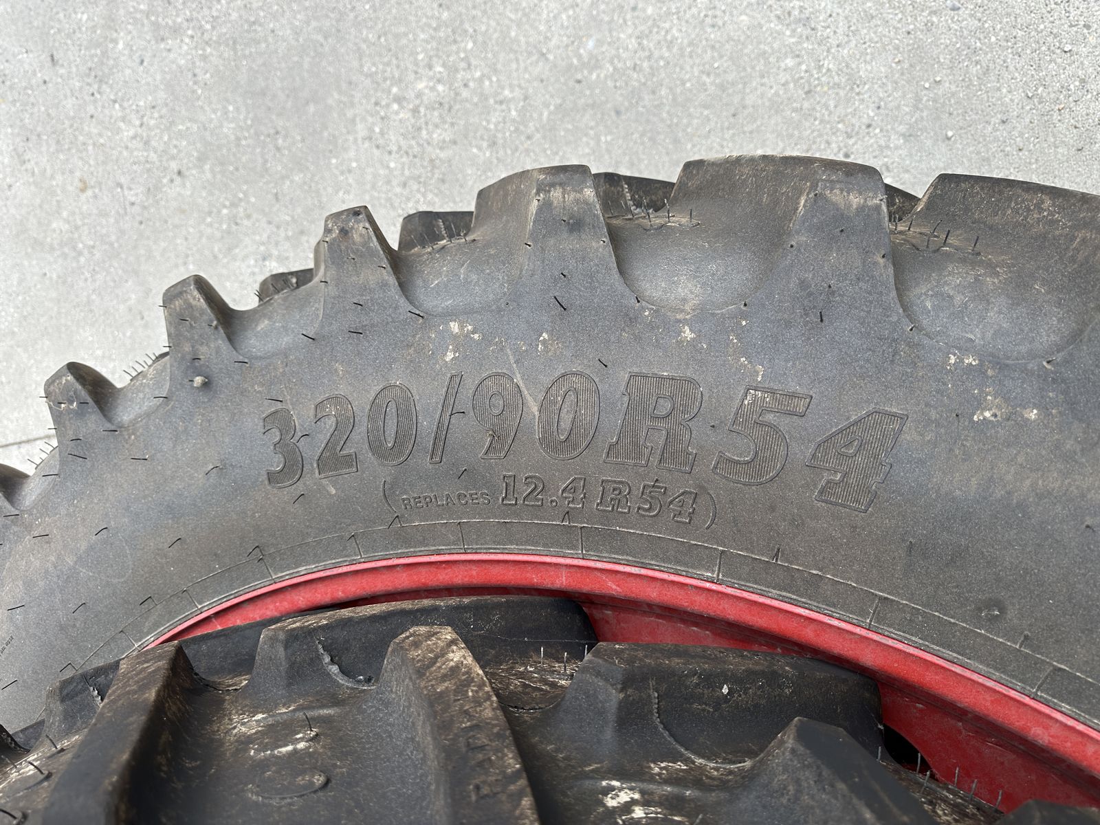 BKT 320/85R36 u. 320/90R54 3
