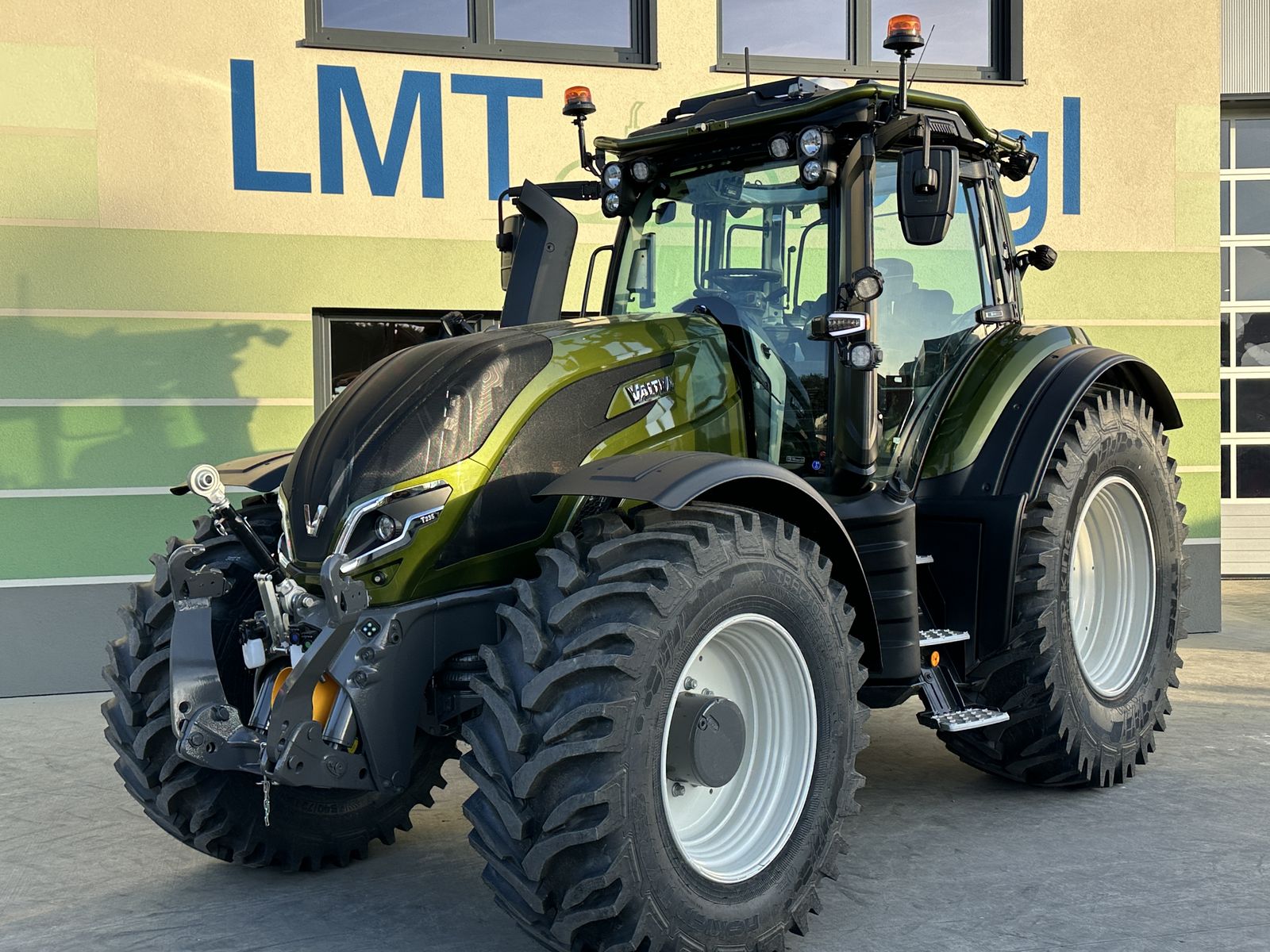 Valtra T235 Direct mit Forstkabine u. Rüfa 2