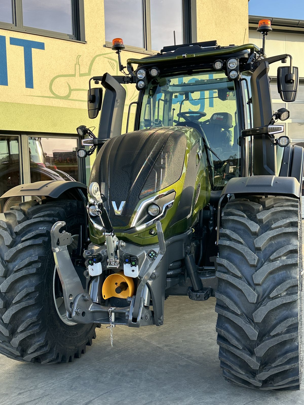 Valtra T235 Direct mit Forstkabine u. Rüfa 3