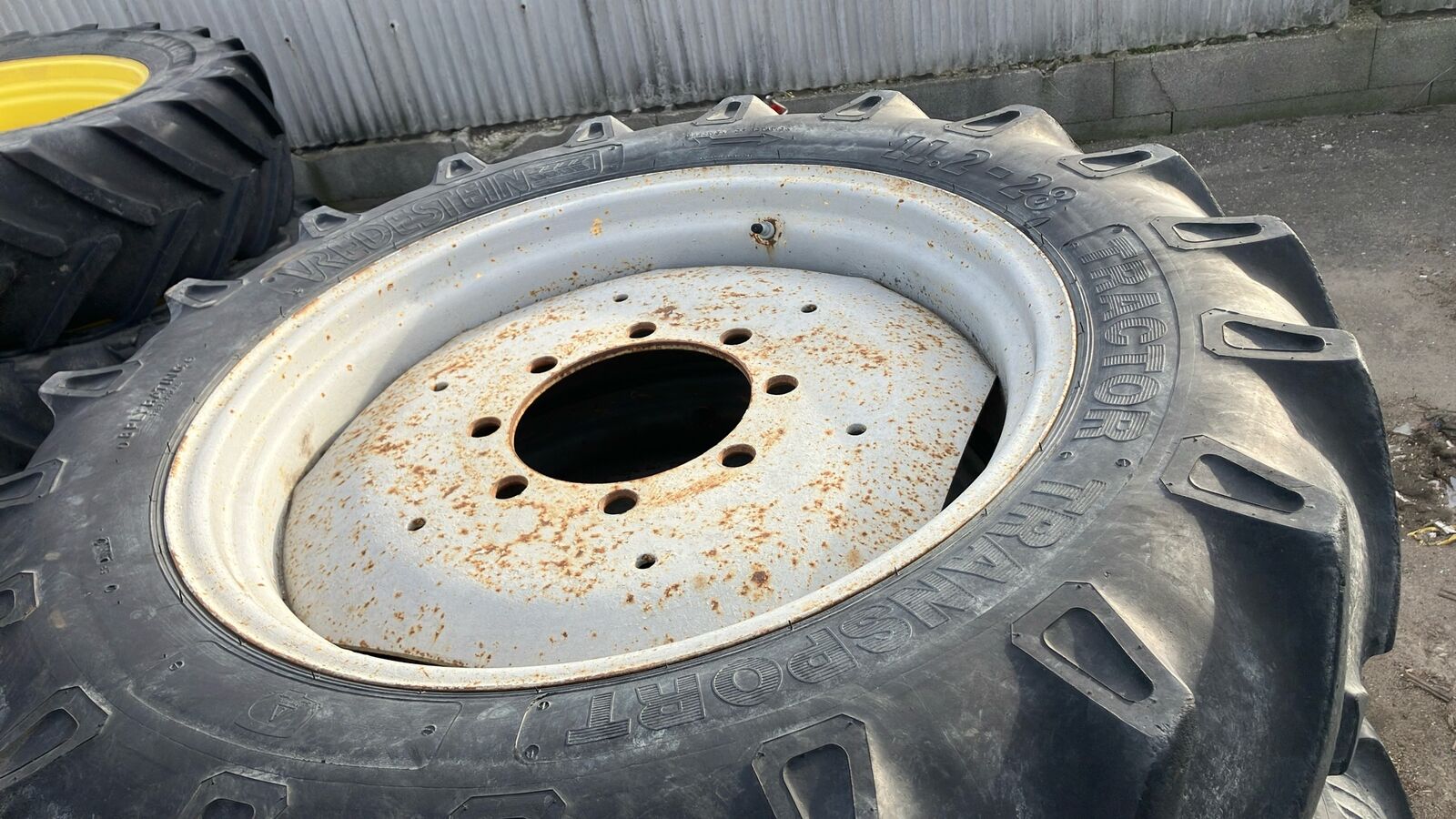 Vredestein 340/85 R48 & 11.2-25 2