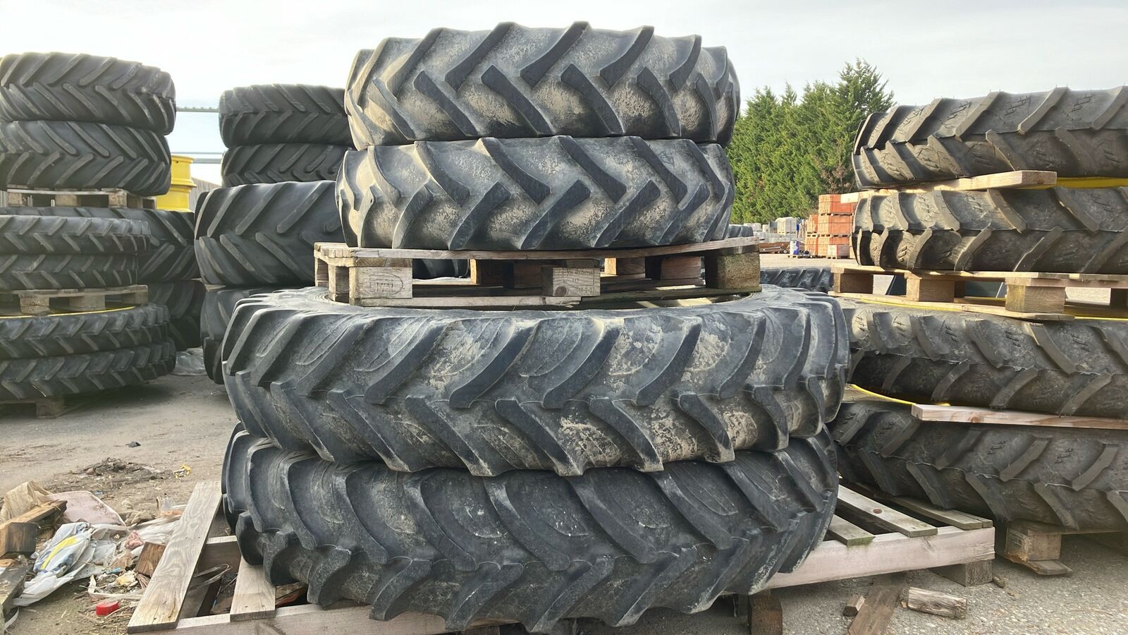 Vredestein 340/85 R48 & 11.2-25 3
