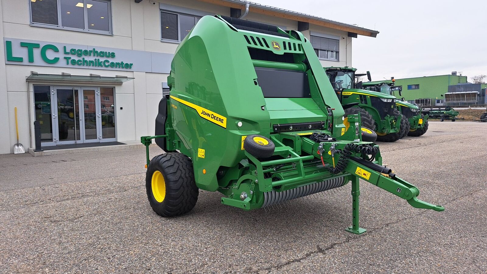 John Deere V451M 2