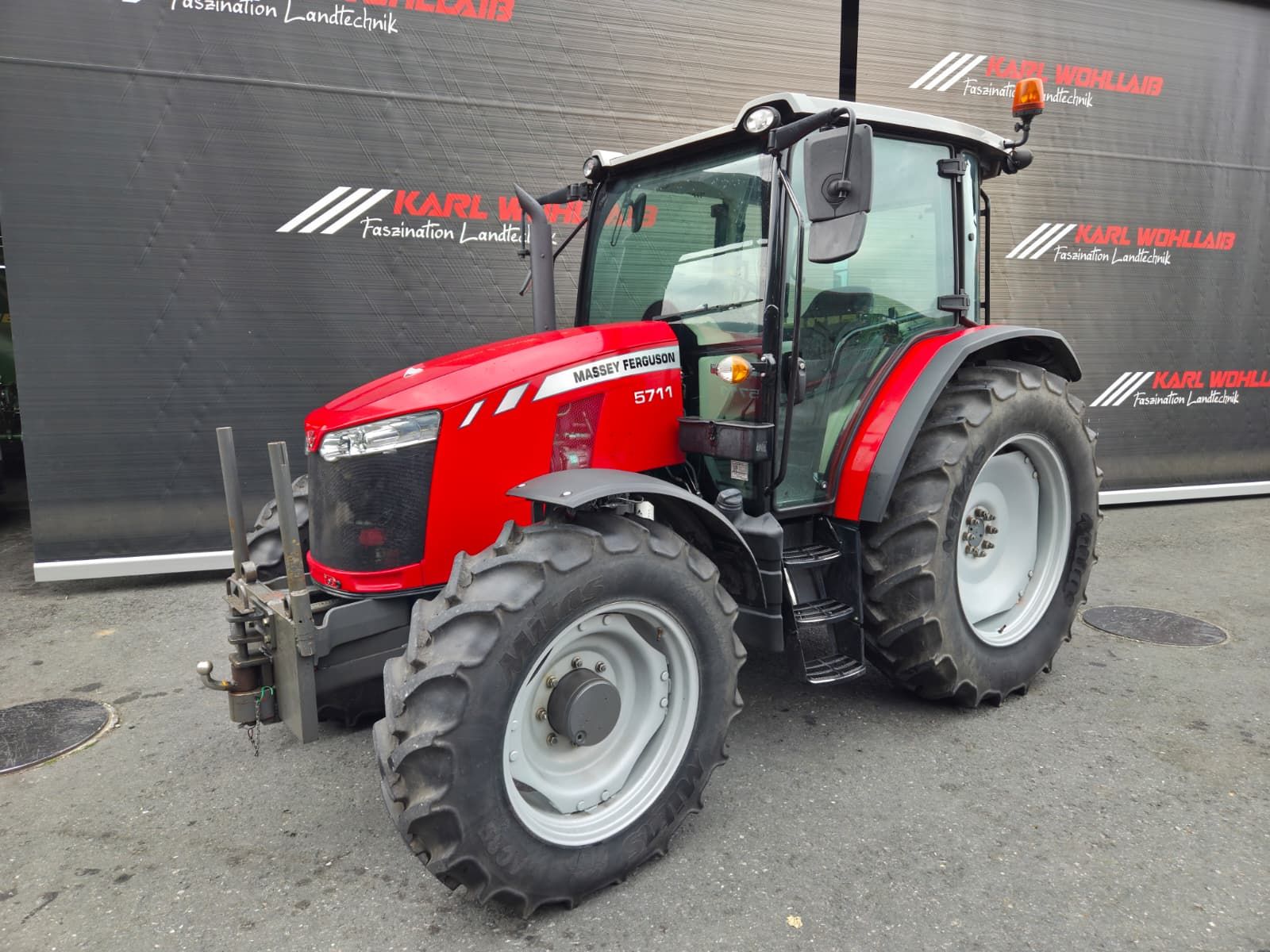 Massey Ferguson MF 5711 1