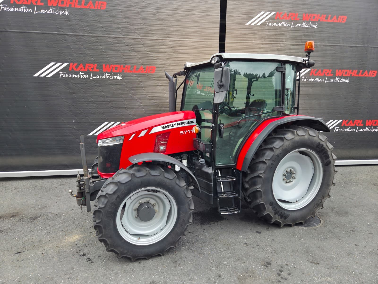 Massey Ferguson MF 5711 2