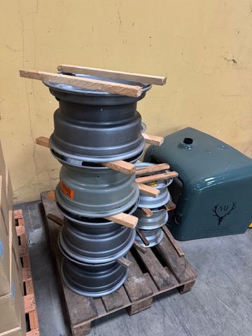 Sonstige vier Felgen 9.00-15.3