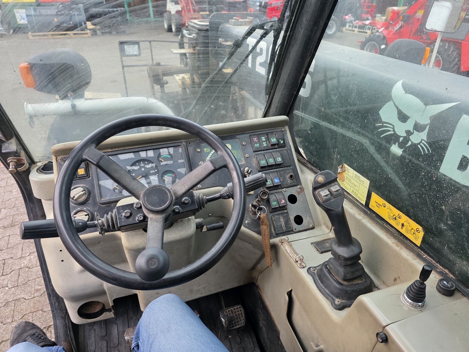 Bobcat T 2556 mit Palettengabel & Haueradapter 2