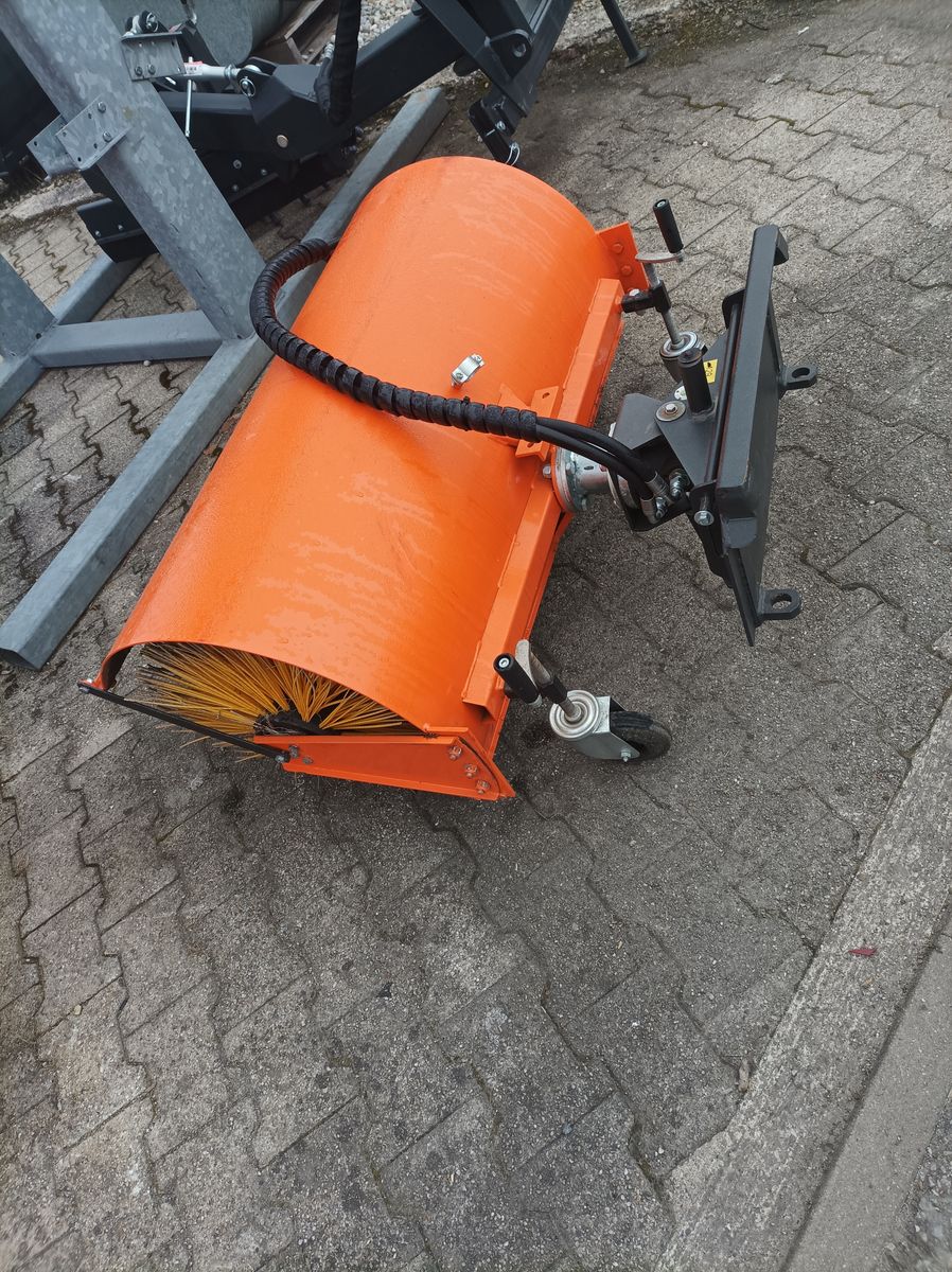 Dominator AVANT CAST Schwimmkehrbürste 2