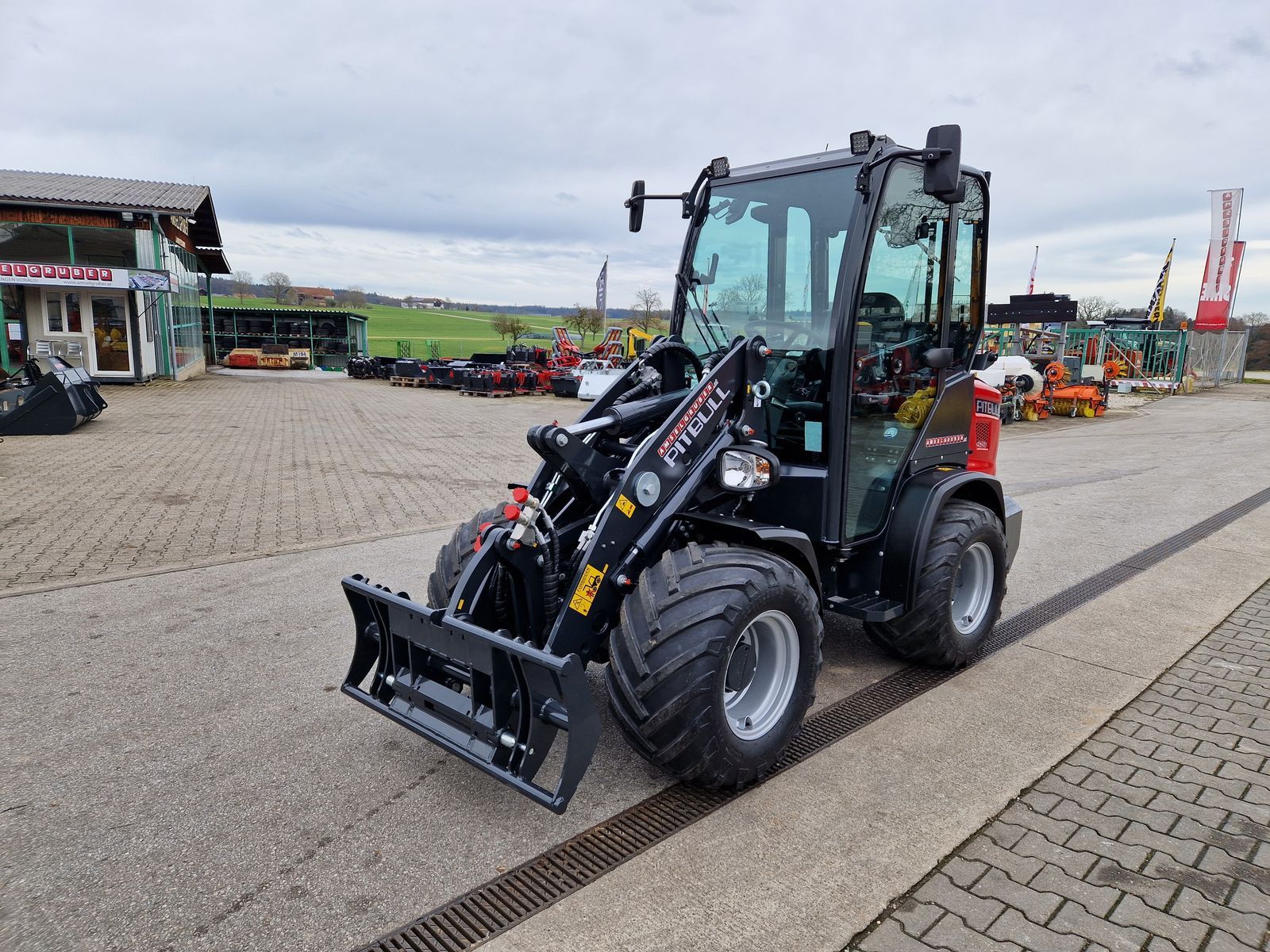 Pitbull X27-45 und X27-26 mit Kabine Aktion 2