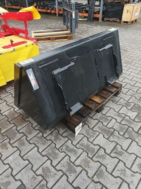 Dominator Schaufel mit Bobcat Aufnahme