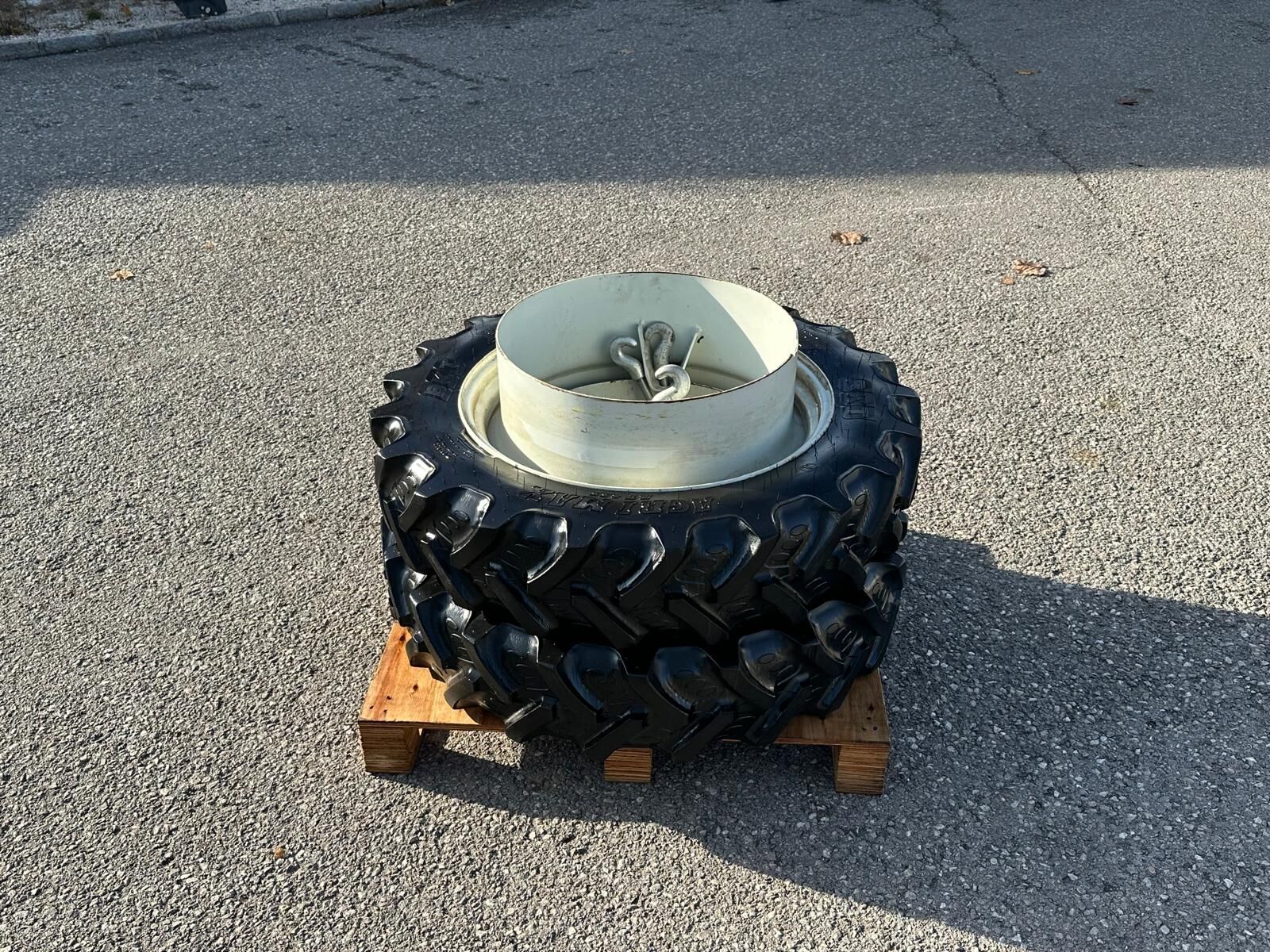 BKT Trinker Zwillingsräder 250/85R28 2