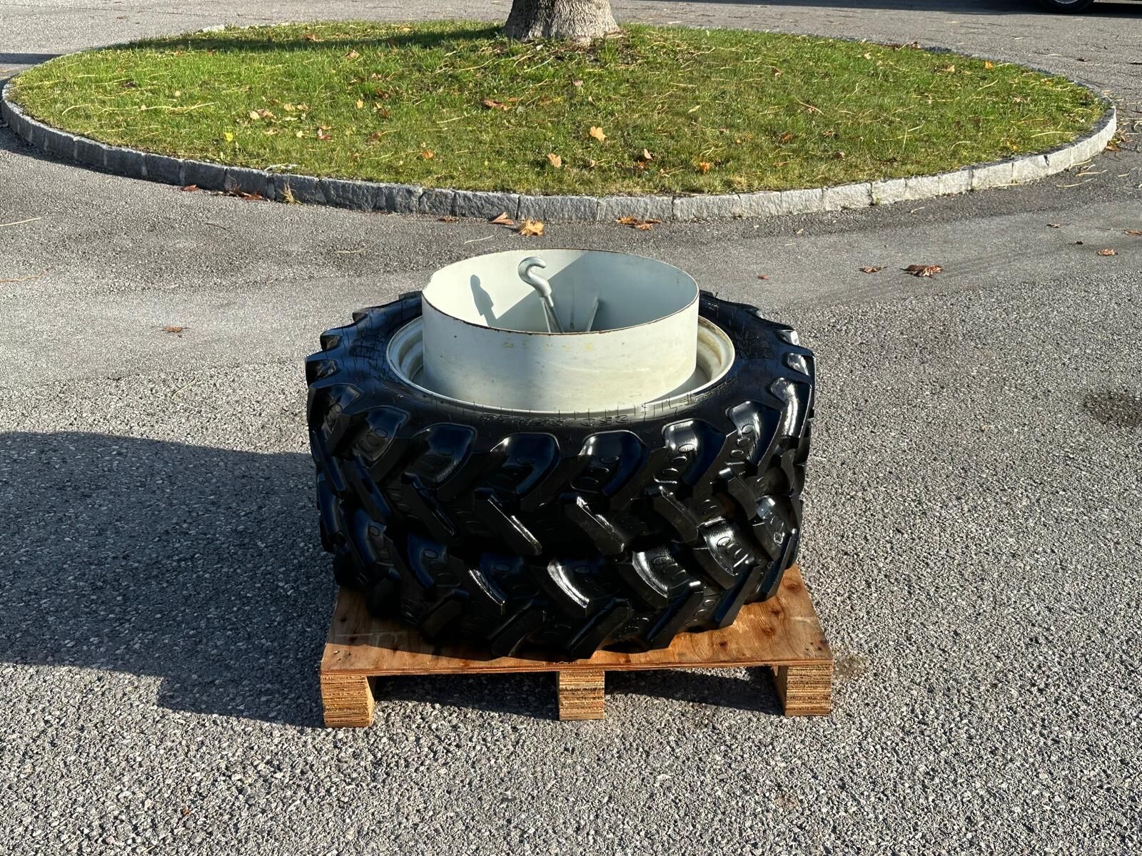 BKT Trinker Zwillingsräder 250/85R28 3